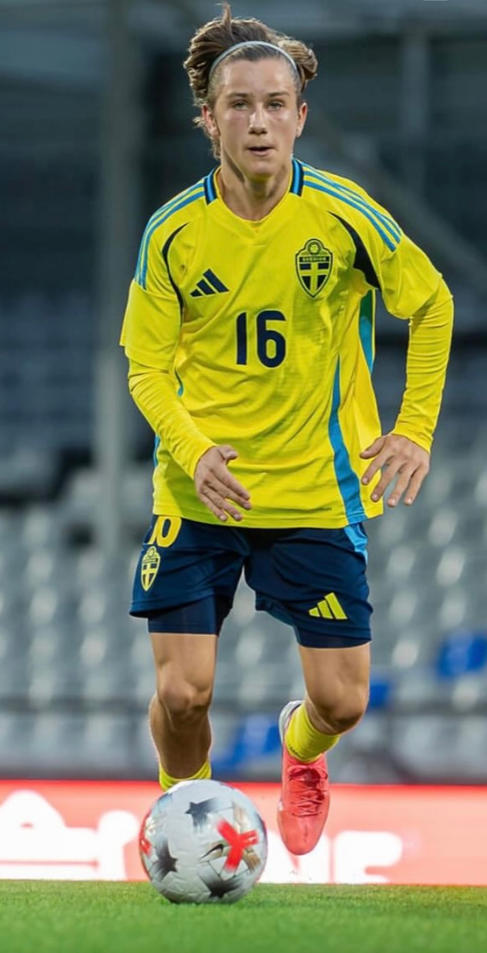 Charlie Åslander on the ball for Sweden U15
